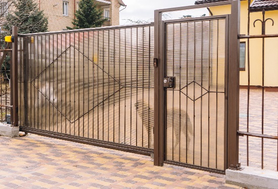 Купить ворота из профлиста с элементами ковки, с металлическими столбами в рамке или под дерево в Скопине от 155625 руб